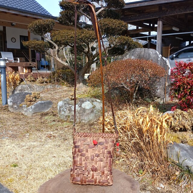 貴重な山葡萄の蔓で編んだショルダーバッグ(ポシェット)A/山珊瑚の