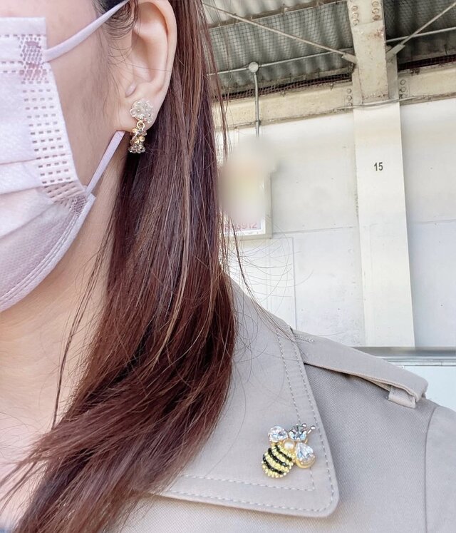 幸運を運ぶ蜂のブローチ｜スワロフスキーの輝き｜大人可愛いゴールド