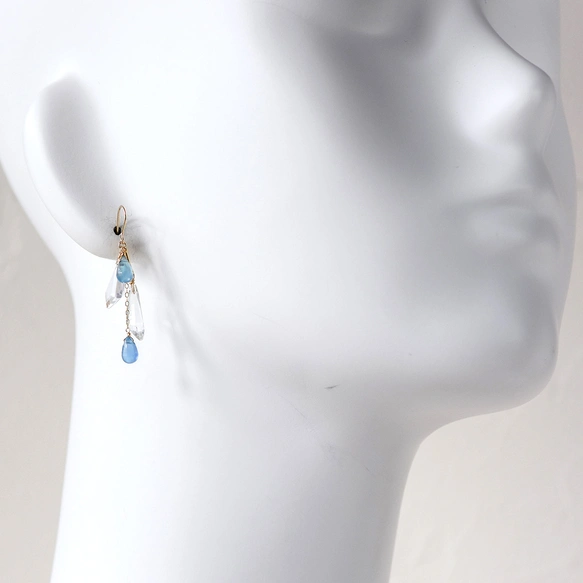 揺れるディープアクアマリンとクリスタルのピアス 天然石ロングピアス