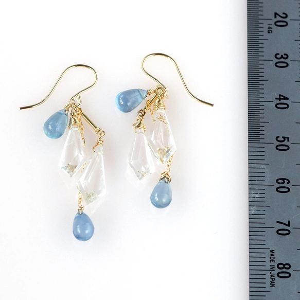 揺れるディープアクアマリンとクリスタルのピアス 天然石ロングピアス