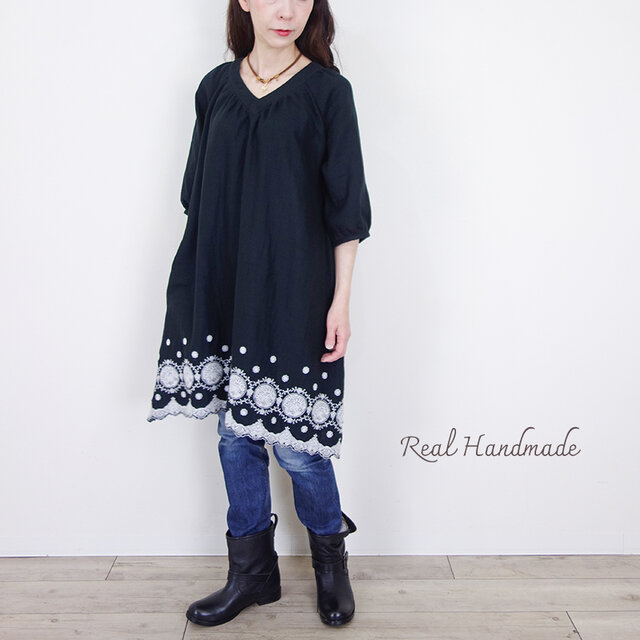 専用Wガーゼ刺繍小さなフラットカラーワンピース Wガーゼ・スカラップサークル刺繍のパフスリーブVネックワンピース