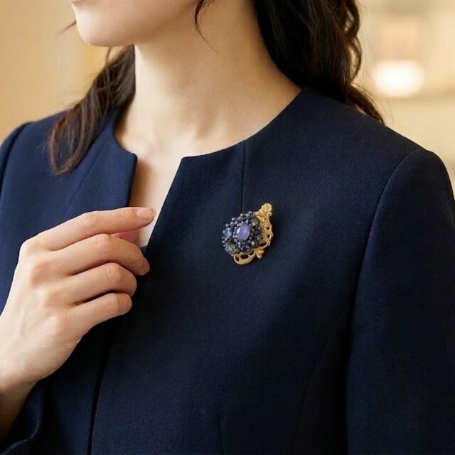 ヴィンテージ風メタルとクリスタルガラスのビーズ刺繍ブローチ（K1243