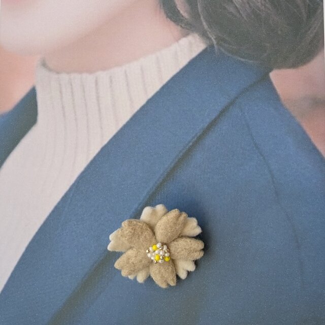小ぶり、羊毛フェルトの桜ブローチ ＊ 大人シックなベージュと白（受注