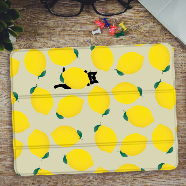 レモン と 黒猫 イラスト iPadケース ペン収納 軽量 背面クリア あい
