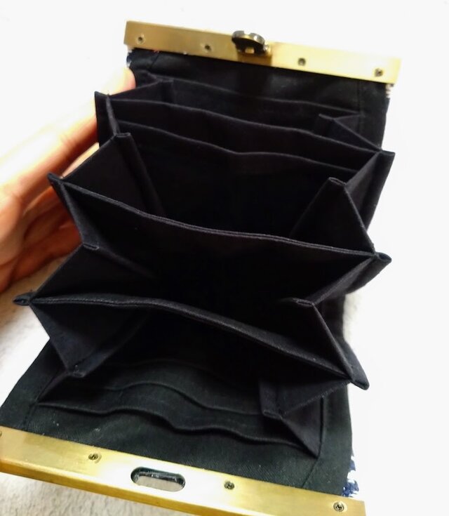 津軽こぎん刺しで仕立てた直線口金のハーフ財布 紺×生成 | iichi 日々