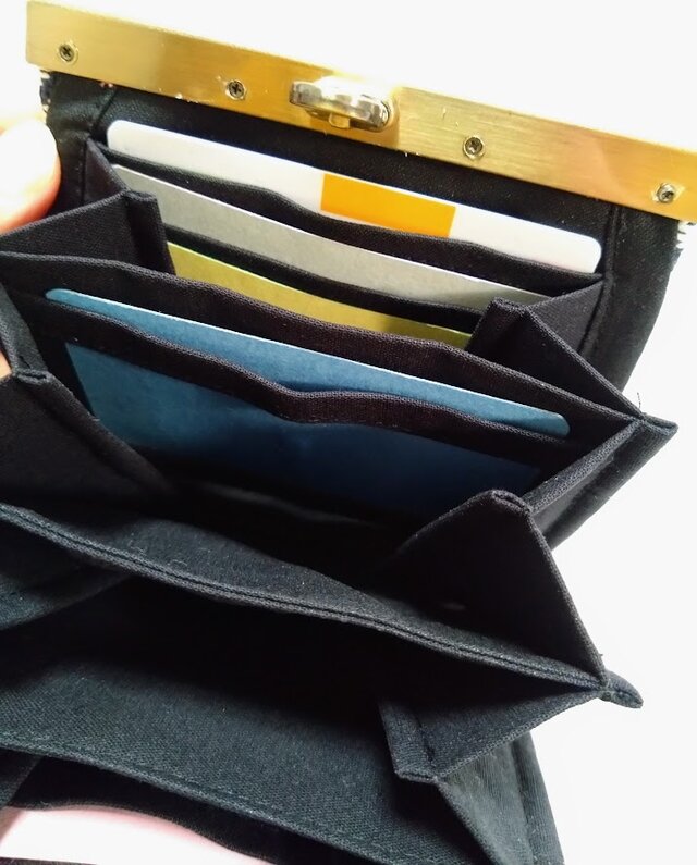 津軽こぎん刺しで仕立てた直線口金のハーフ財布 紺×生成 | iichi 日々