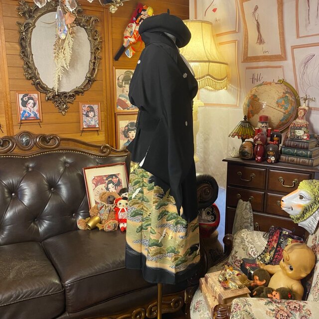 黒留袖 着物 リメイク ワンピース ドレス 和洋折衷 洗える 化繊 ハンドメイド レトロ 古着 漆黒の宇宙 × 松に飛翔する鶴のパルス TKW-127 和洋折衷 レトロ 古着 黒留袖 着物 和 モダン ハンドメイド リメイク