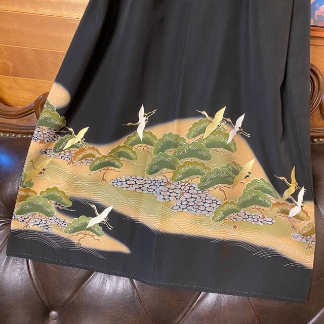 黒留袖 着物 リメイク ワンピース ドレス 和洋折衷 洗える 化繊 ハンドメイド レトロ 古着 漆黒の宇宙 × 松に飛翔する鶴のパルス TKW-127 和洋折衷 レトロ 古着 黒留袖 着物 和 モダン ハンドメイド リメイク