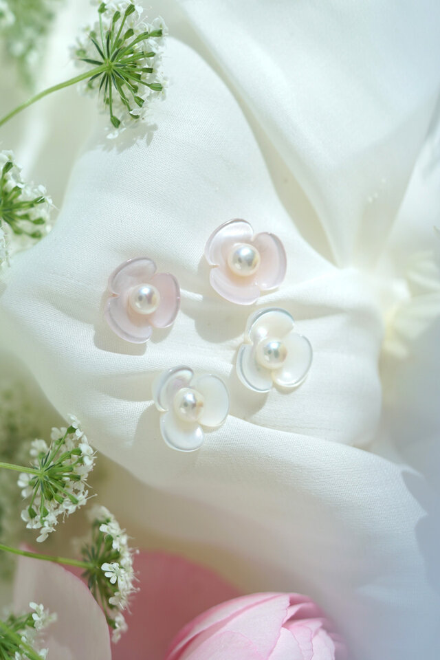 K10 フラワーシェイプホワイトシェル パールピアス / ホワイト | iichi