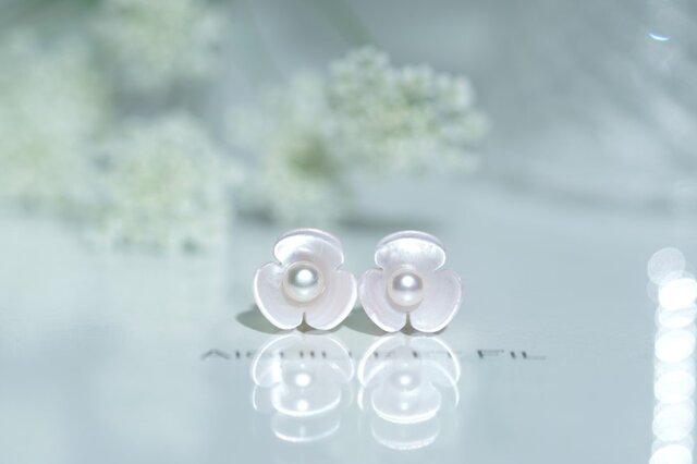 K10 フラワーシェイプホワイトシェル パールピアス / ピンク | iichi