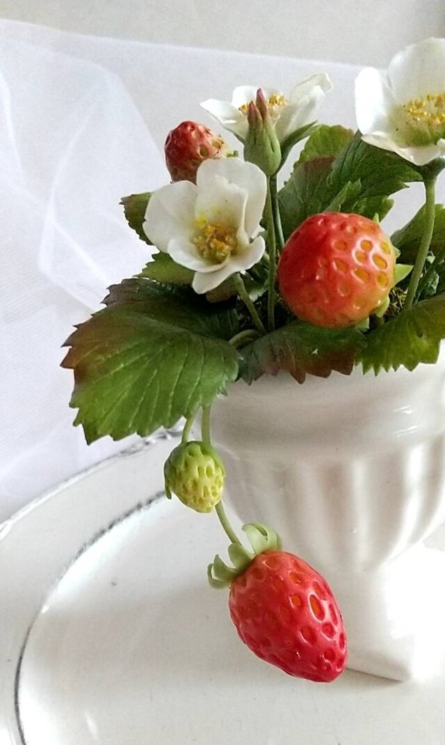 ☆粘土の花[摘んでみたくなる苺]☆ | iichi 日々の暮らしを心地よく