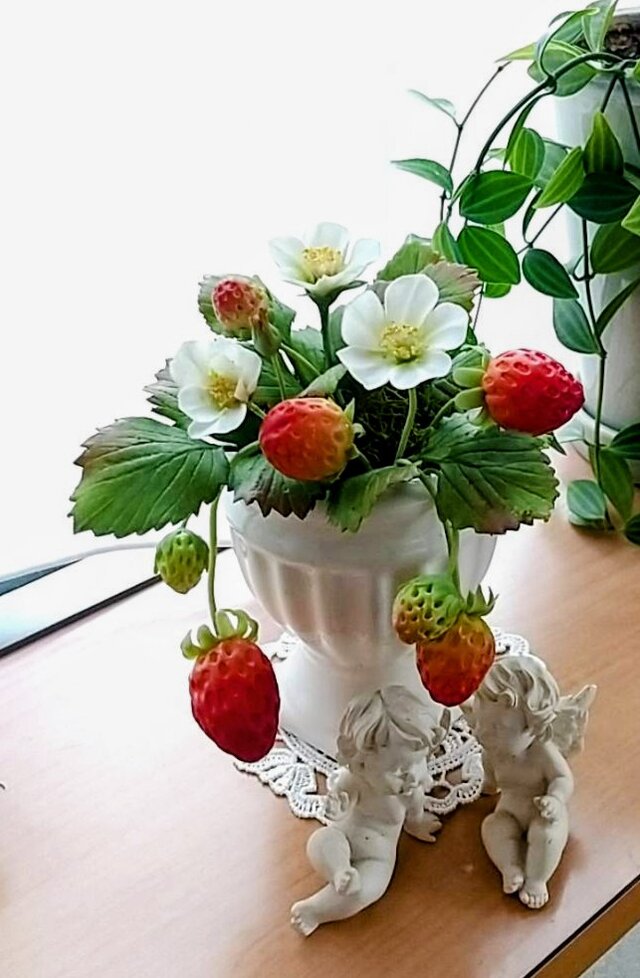 ☆粘土の花[摘んでみたくなる苺]☆ | iichi 日々の暮らしを心地よく