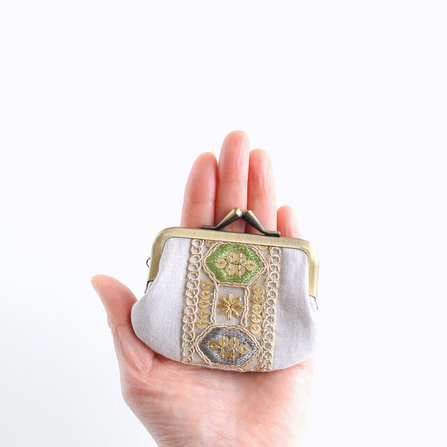 インド刺繍リボンのミニがま口 ライトグレー | iichi 日々の暮らしを