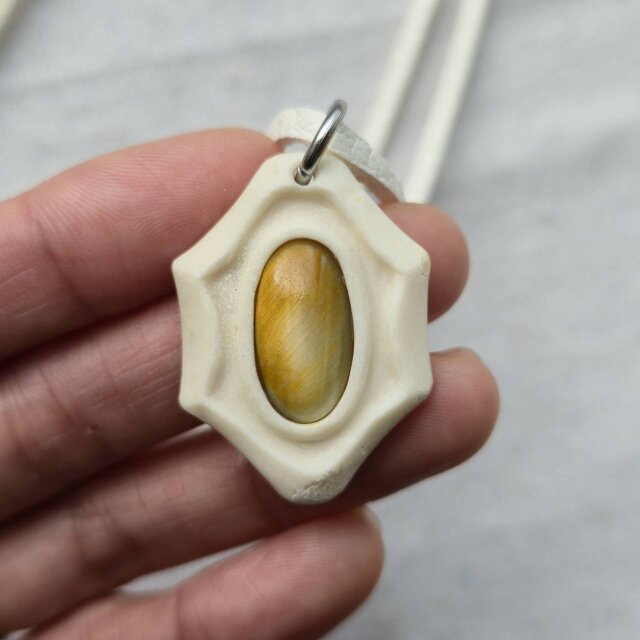 鹿の角 タイガーアイのペンダント | iichi 日々の暮らしを心地よくする 