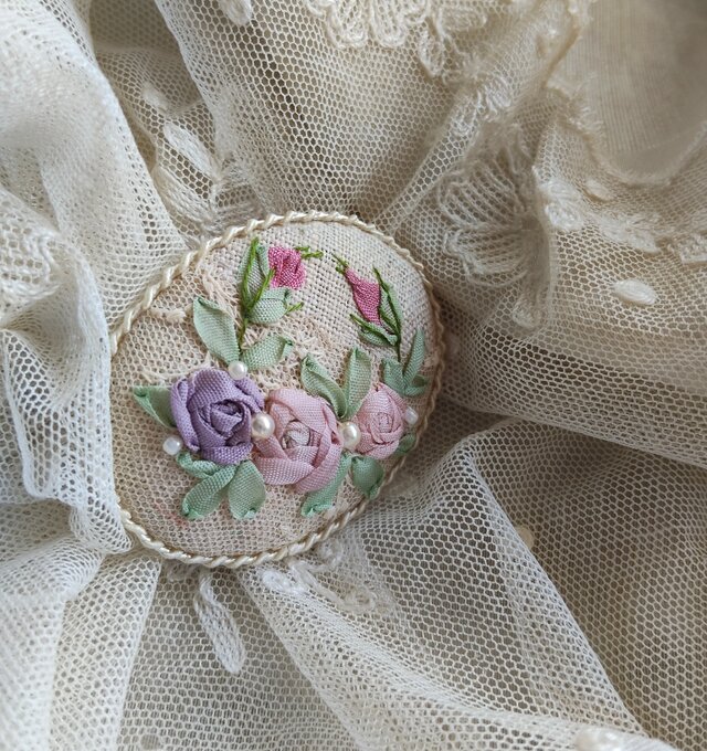 リボン刺繍*アンティークレース*薔薇*ブローチ* | iichi 日々の暮らし