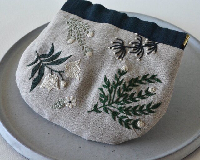 受注製作】ボタニカル 刺繍 14センチ バネ口ポーチ | iichi 日々の