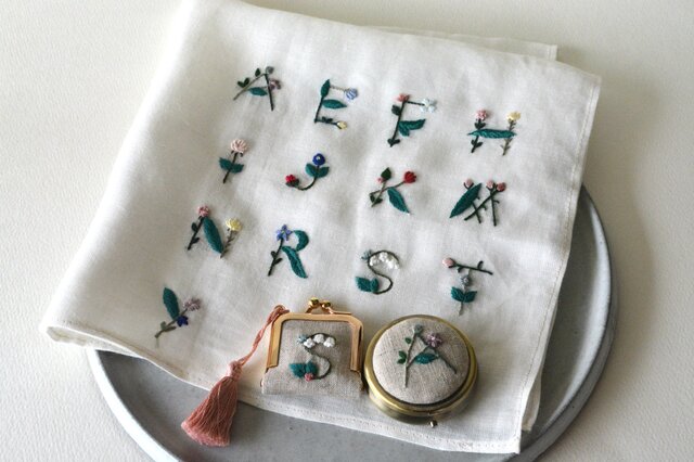 イニシャル 花刺繍 ピルケース／アクセサリーケース | iichi 日々の