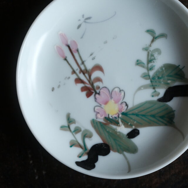 中国古美術品　清の時代　花卉蝶鳥中皿　18cm 手書き感溢れる花と蝶々◇時代物 色絵金彩小皿 骨董/antiques 器 古