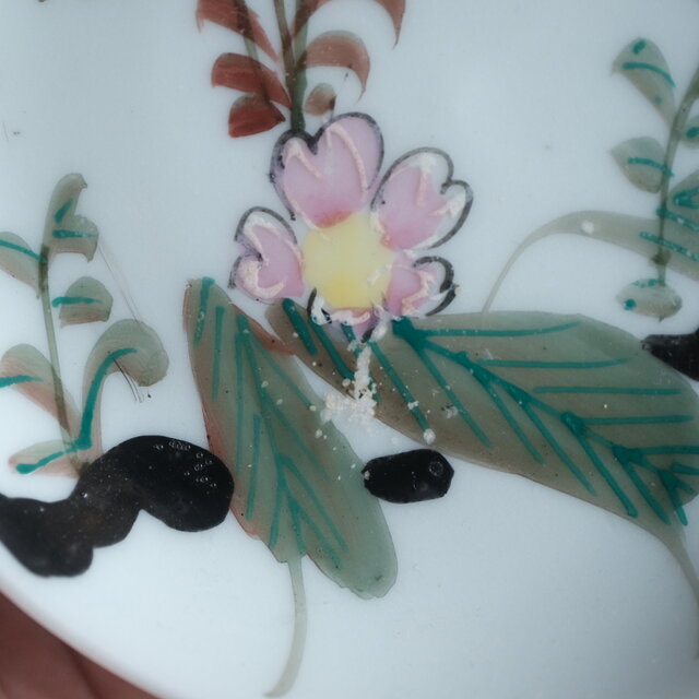 手書き感溢れる花と蝶々◇時代物 色絵金彩小皿 骨董/antiques 器 古