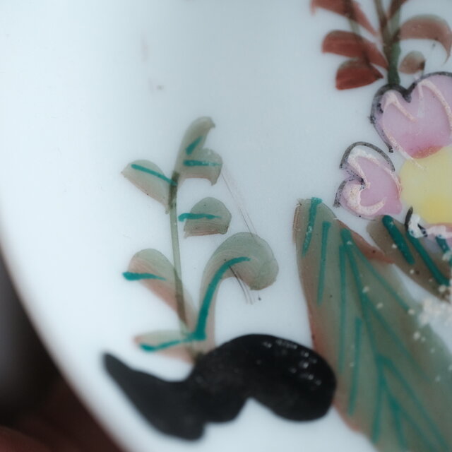 手書き感溢れる花と蝶々◇時代物 色絵金彩小皿 骨董/antiques 器 古