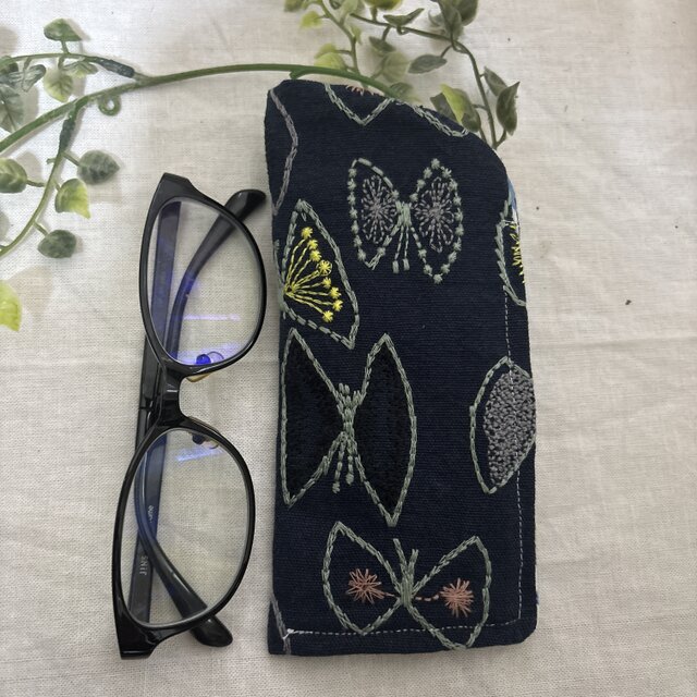 ハンドメイド♡メガネケース♡リネン紺蝶々刺繍柄♡♡普通タイプ