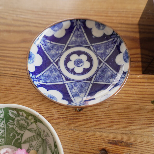 梅柄がレトロな印判ブルー小皿 | iichi 日々の暮らしを心地よくする
