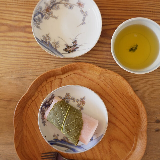 梅の花咲く色絵小皿 | iichi 日々の暮らしを心地よくするハンドメイド