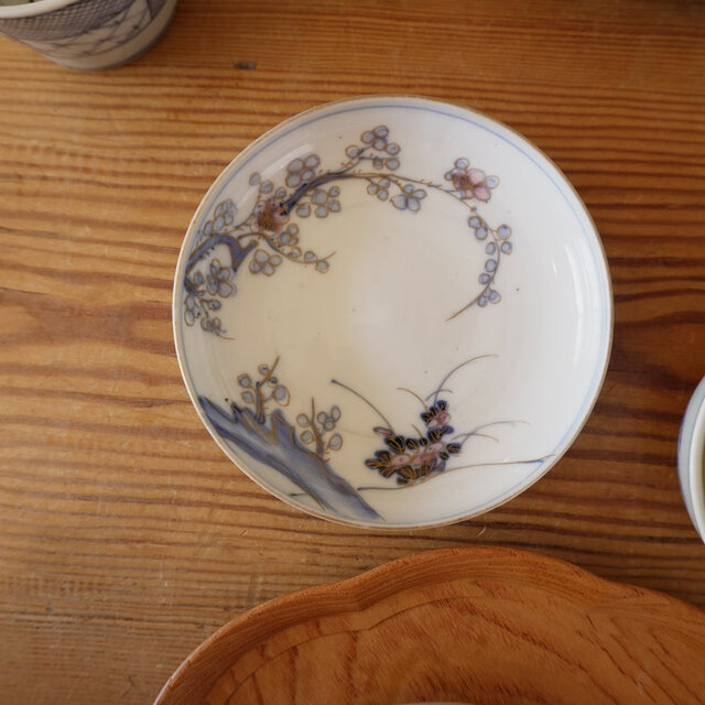 梅の花咲く色絵小皿 | iichi 日々の暮らしを心地よくするハンドメイド