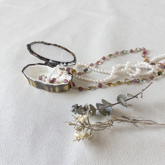 ミモザと小花の庭。手刺繍のアンティーク風ピルケース（小物入れ