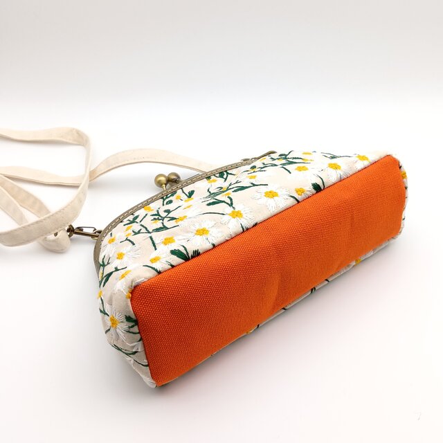 刺繍 春のがま口ショルダーバッグ ポシェット 20cm口金 デイジー 生成