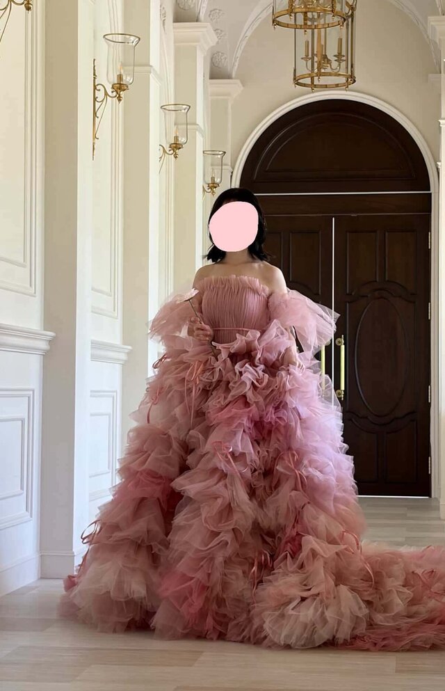 実例写真！カラードレス ピンク ベアトップ ふわふわ袖 グラデーション 
