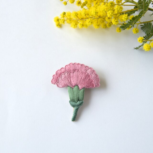 受注制作］カーネーションの刺繍ブローチ（pastel pink） | iichi 日々