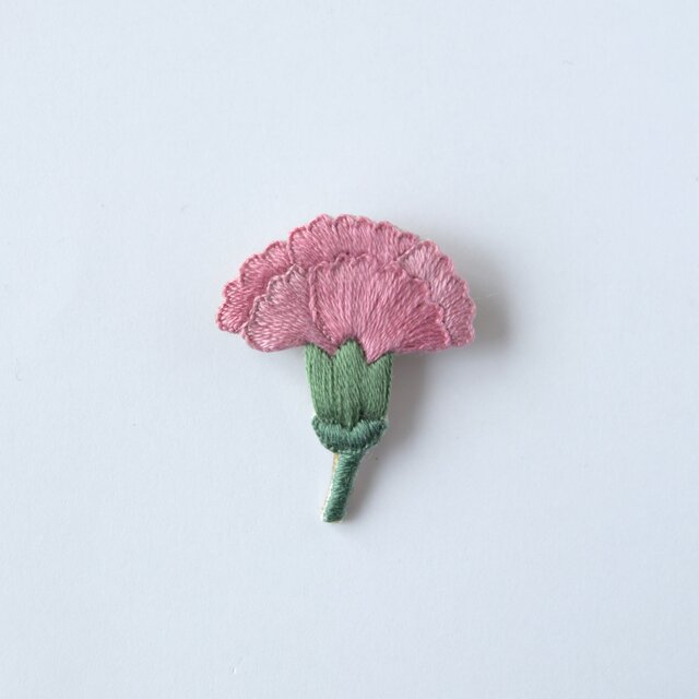 受注制作］カーネーションの刺繍ブローチ（pastel pink） | iichi 日々