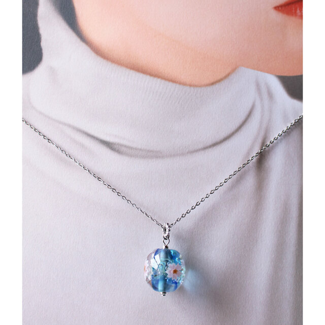 桜のとんぼ玉（ガラス玉）ネックレス／水色×青 | iichi 日々の暮らしを