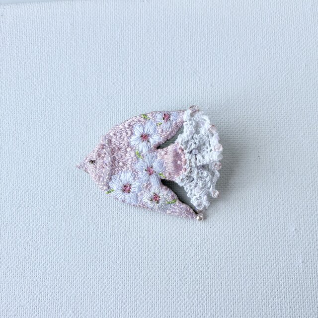モコ花　刺繍ブローチ　薄ピンク×ネイビー生地 SAKURA