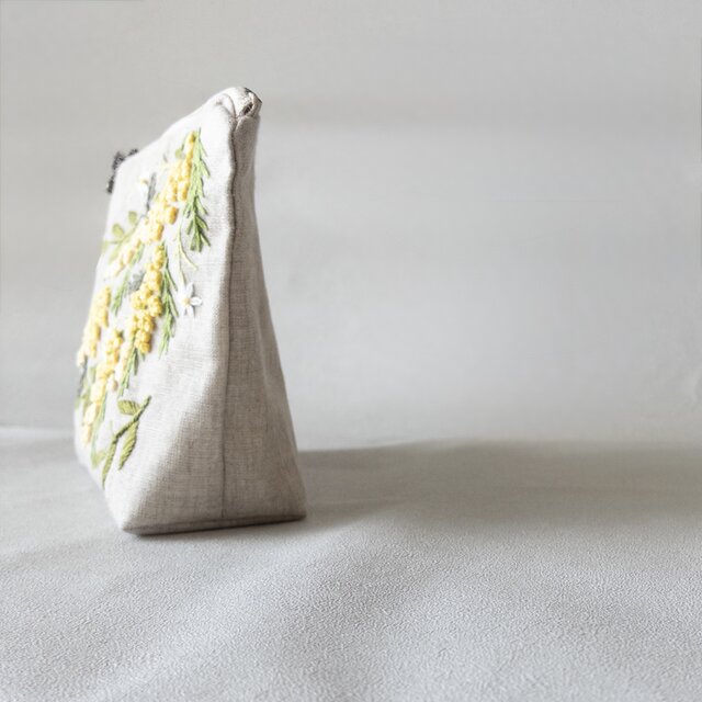 ミモザとカモミールの刺繍ポーチ | iichi 日々の暮らしを心地よくする
