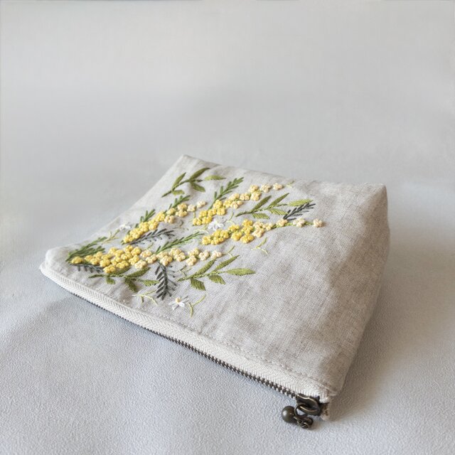 ミモザとカモミールの刺繍ポーチ | iichi 日々の暮らしを心地よくする