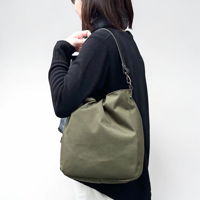 撥水加工で丈夫！A4サイズも入る巾着バッグ BALON：カーキ（CORDURA 撥