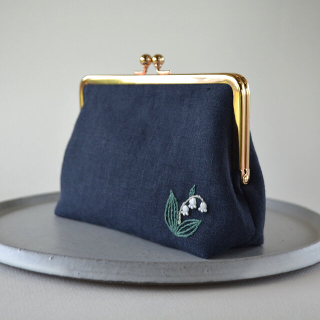 受注製作】ビーズ すずらん 刺繍がま口ポーチ ネイビー | iichi 日々の