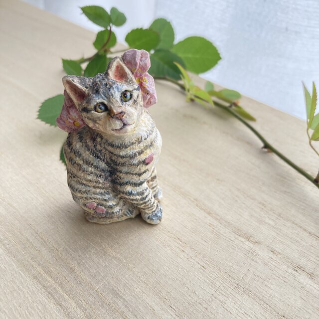 木彫りの「春を見上げるキジ猫」のブローチ | iichi 日々の暮らしを