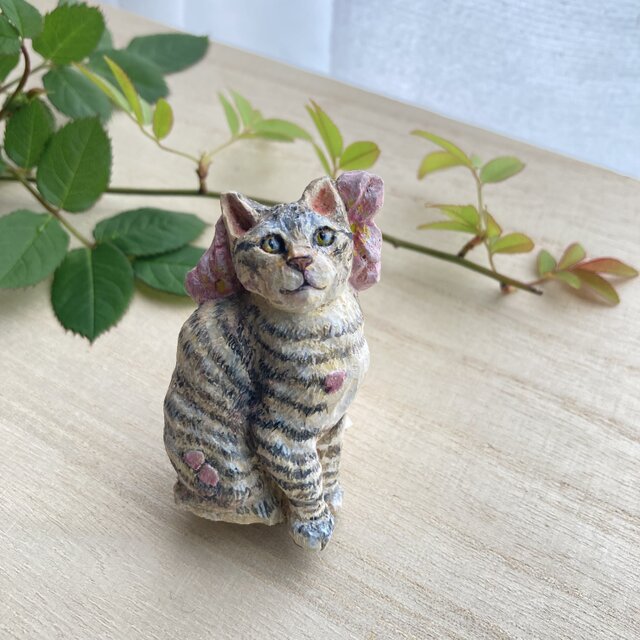 木彫りの「春を見上げるキジ猫」のブローチ | iichi 日々の暮らしを