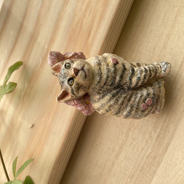 木彫りの「春を見上げるキジ猫」のブローチ | iichi 日々の暮らしを