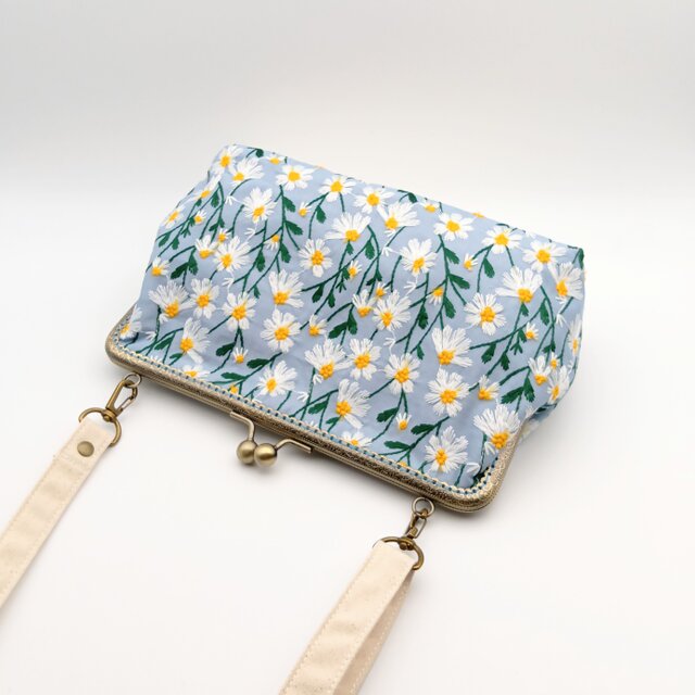 長財布も入る大きめ デイジー花柄刺繍 がま口ショルダーバッグ 25cm