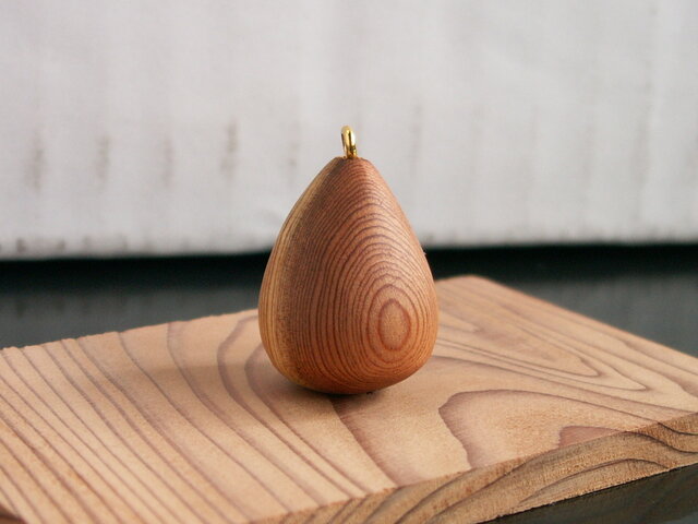屋久杉　木製りんご　へたまで一体、継ぎ手なし　径 約8cm 屋久杉 無垢 ペンダント ストラップ 飾り「しずく」年輪細かい 世界