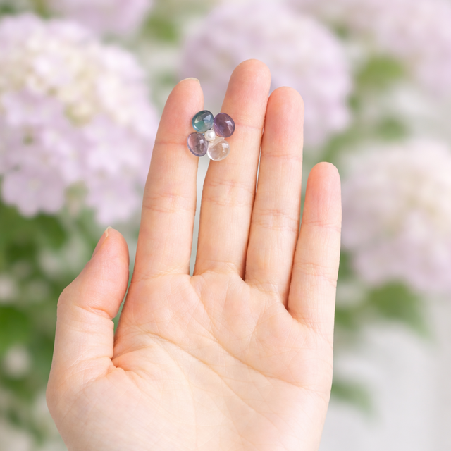 蛍石による紫陽花のピンブローチ・マグネット可 ～Hydrangea | iichi