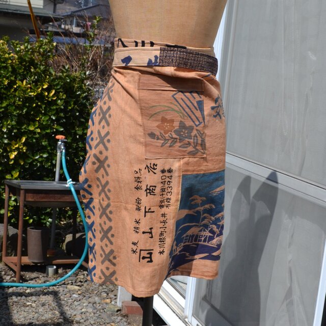 1159 胸当て付エプロン　手ぬぐい　リメイク　ハンドメイド　柿渋染　手拭い 柿渋染め手拭いからエプロン J-114 | iichi 日々の暮らしを心地よく