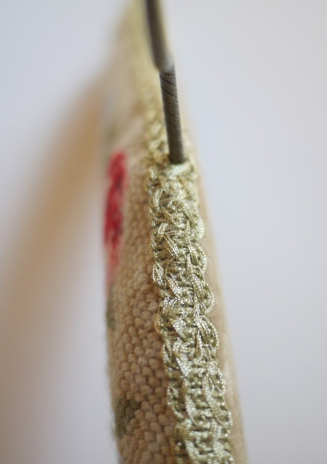 薔薇刺繍のハンガー 毛糸刺繍 ヴィンテージ ドイツ | iichi 日々の