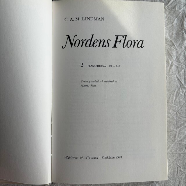 Sweden secondhand book ❀⁎༶スウェーデンの植物図鑑 Nordens Flora 2