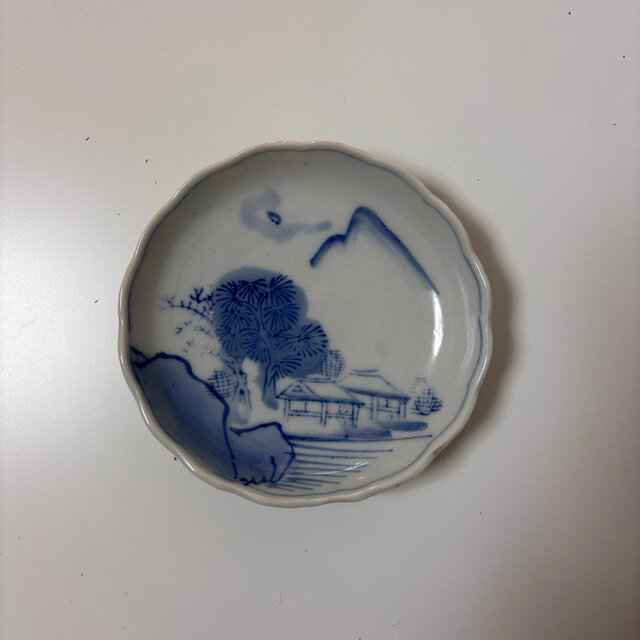 藍の山水描く輪花の小皿 | iichi 日々の暮らしを心地よくする