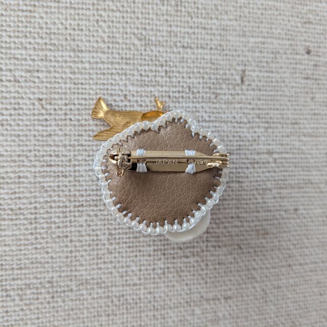 小鳥とヴィンテージボタンのビーズ刺繍ブローチ（K1245) | iichi 日々